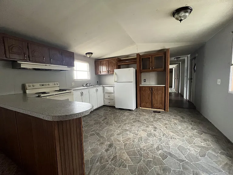 185 Middle Ave — Photo 2