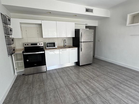 4th image of 1508 Meridian Ave #9