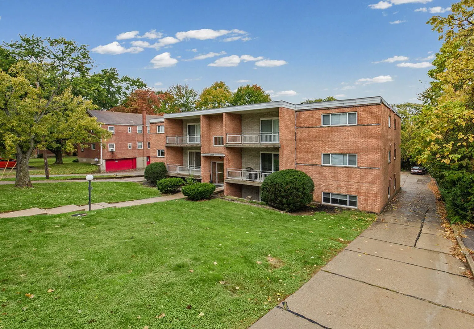 2 bed, 1.0 bath, 900 sqft, $1,120 — Photo 2