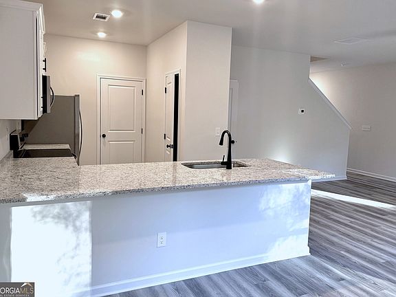 4th image of 202 Egret Ct