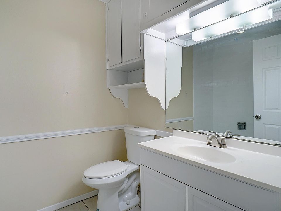 1st image of 412 Lorine St