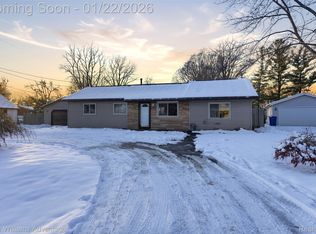 1091 Joangay Blvd, Waterford, MI 48327