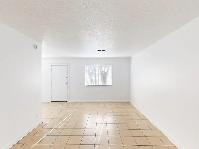 Renovated, Large UNM Area 2 Bed Apt w/ Washer / Dryer and Private Yard — Photo 40