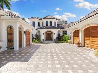 605 Palm Cir E, Naples, FL 34102