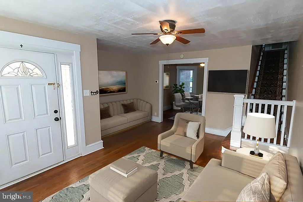 3 bed, 1.5 bath, 1132 sqft, $2,525 — Photo 3