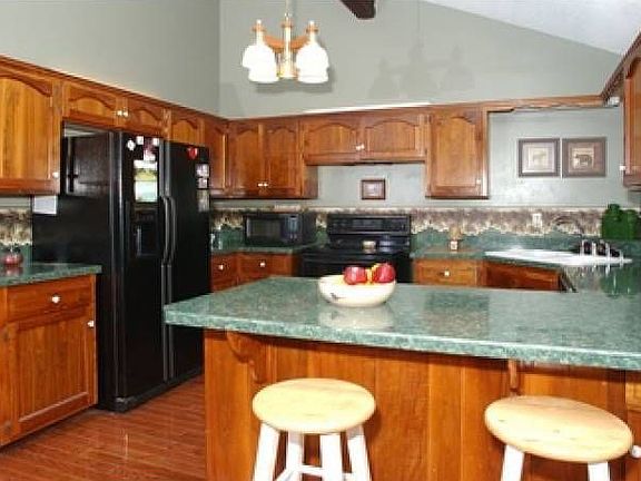 Kitchen w/ Breakfast Ba