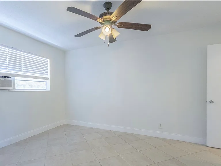490 SE 21st St #3 — Photo 5