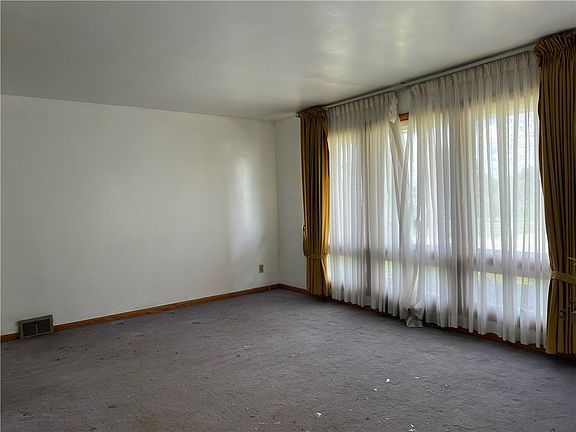3rd image of 18 Lattavo Dr