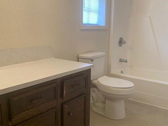 2nd image of 3408 Maplewood Dr APT 10