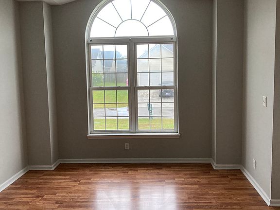 4th image of 308 Whirlaway Blvd