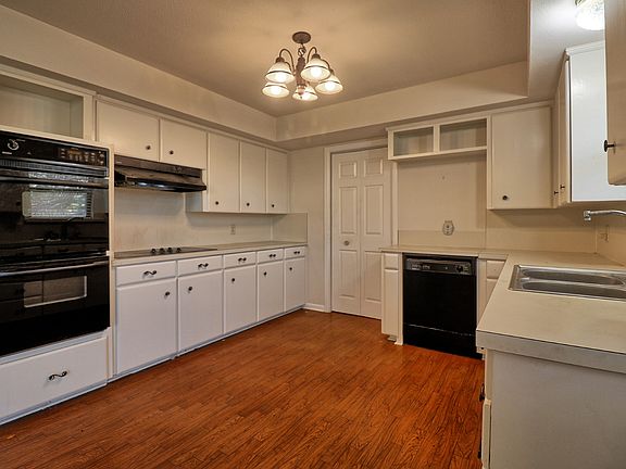 5th image of 3813 Savannah Dr