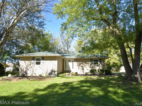 2471 Moore Pl, Howell, MI 48843