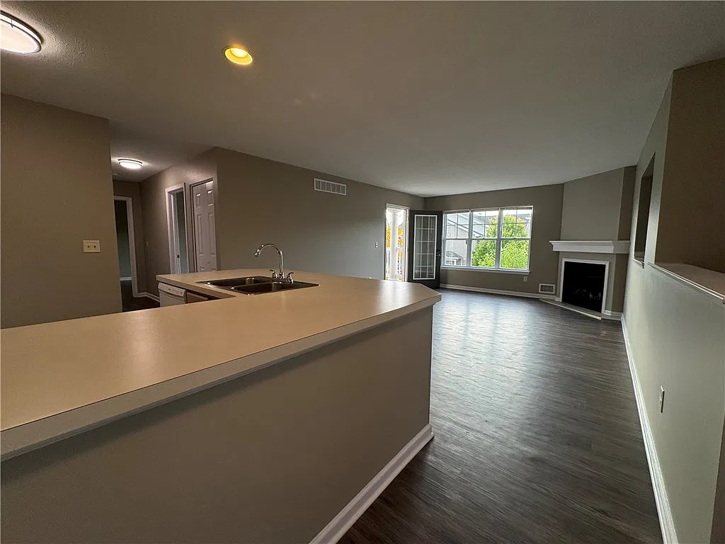 2 bed, 1.0 bath, 1050 sqft, $1,957 — Photo 4