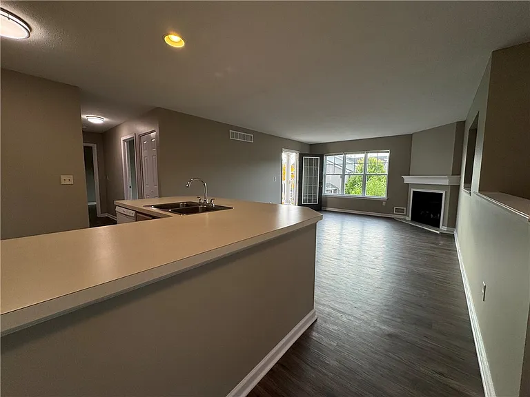 1301 Hill Park Ct — Photo 4