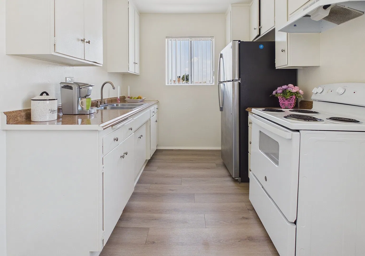 Sepulveda Manhattan Apartments — Photo 1