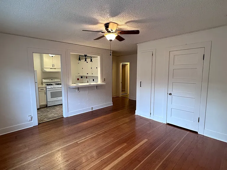 Olympia Court Apartments — Photo 20