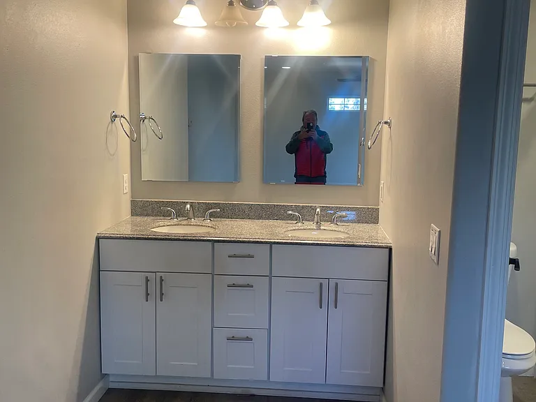 Double sinks vanity in masterbedroom