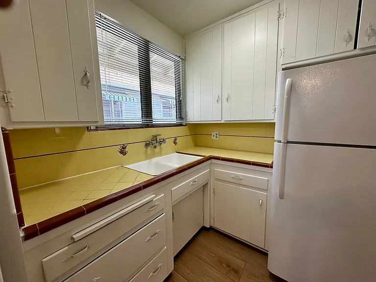 340 N Isabel St — Photo 13