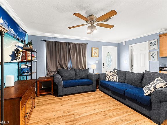 3rd image of 1036 Diplomat Pkwy E