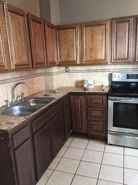 2nd image of 128 E Maple St