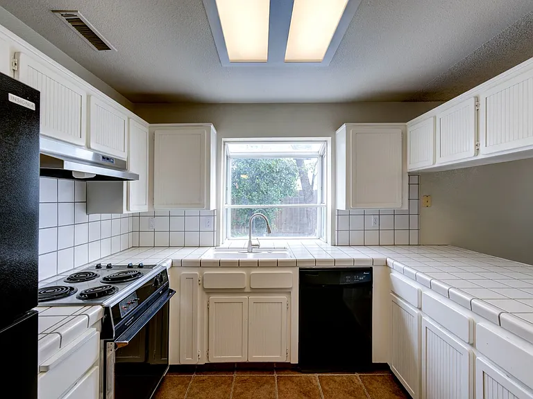 1761 E Jordan Ave — Photo 6