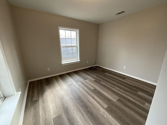 2nd image of 405 Beard St