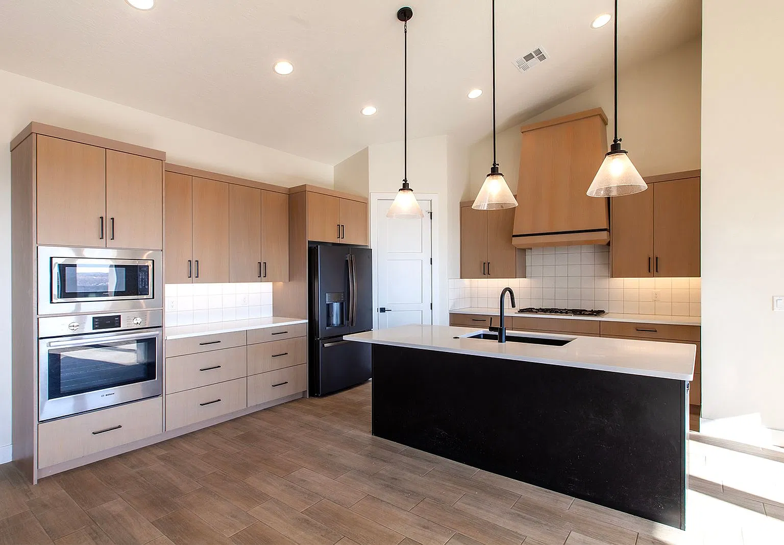 5 bed, 3.5 bath, 2570 sqft, $3,150 — Photo 1