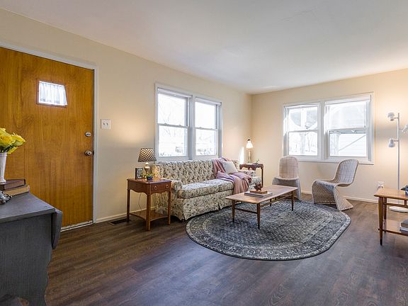 2nd image of 115 E Zarley Blvd