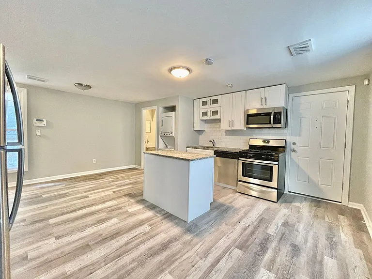 2424 W Iowa St — Photo 16
