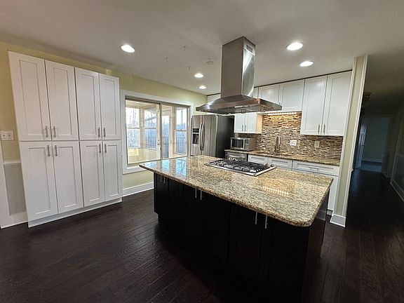 3rd image of 303 Highstone Ln