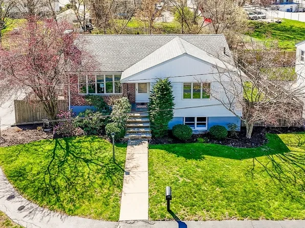 15 Brookfield Ln, Saugus, MA 01906