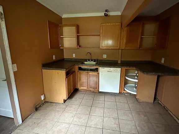 4th image of 381 Rosemont Ave