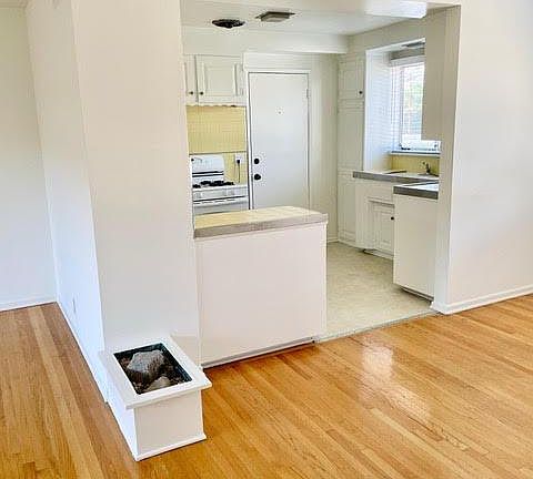 5th image of 745 S Plymouth Blvd APT 8