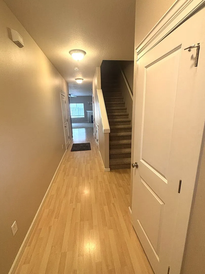 Great Location! Well maintained Townhome , one car garage, fenced backyard! — Photo 2