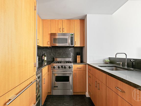 4th image of 100 W 58th St APT 2A