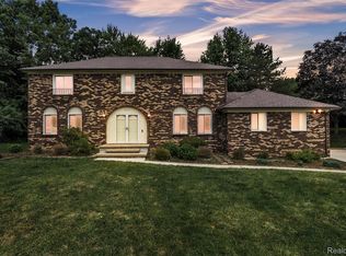 5310 Pond Bluff Dr, West Bloomfield, MI 48323