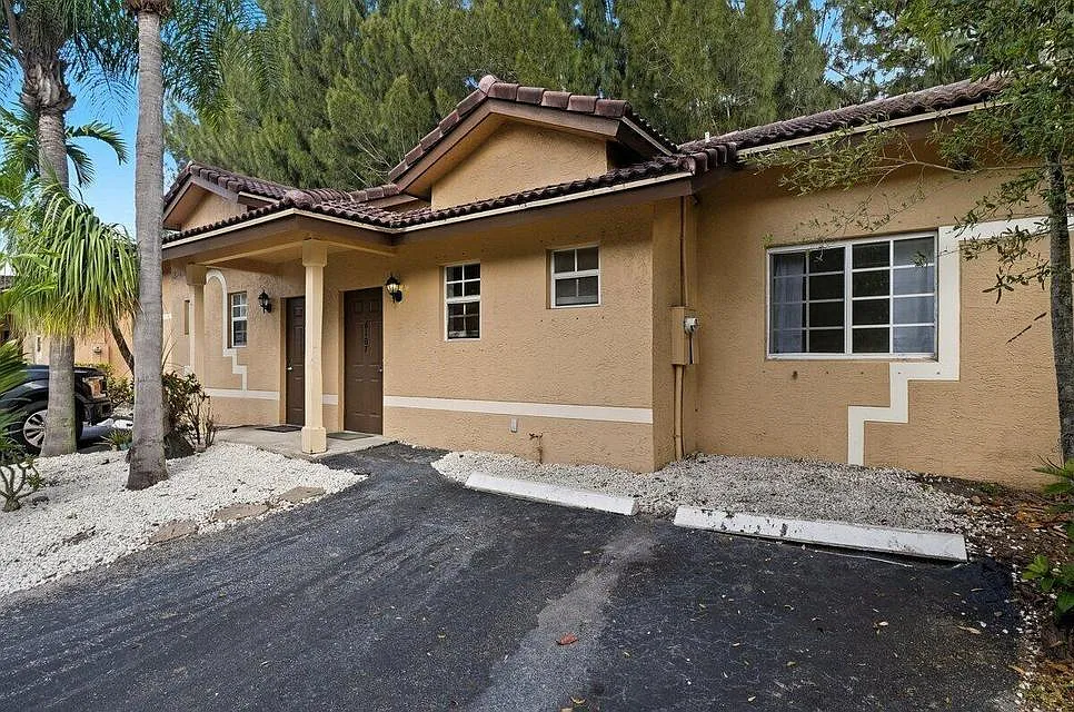 2 bed, 2.0 bath, 26992 sqft, $2,399 — Photo 2