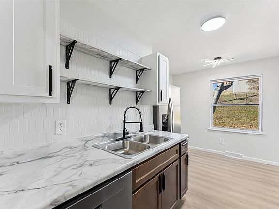 5th image of 11055 Perham Dr