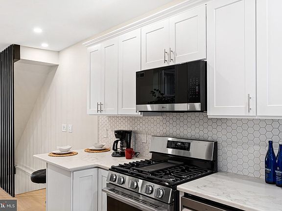 4th image of 2117 Sears St