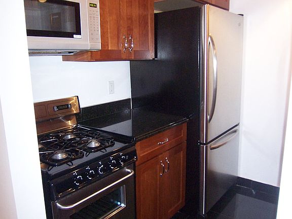 2nd image of 130 W 82nd St APT 2R