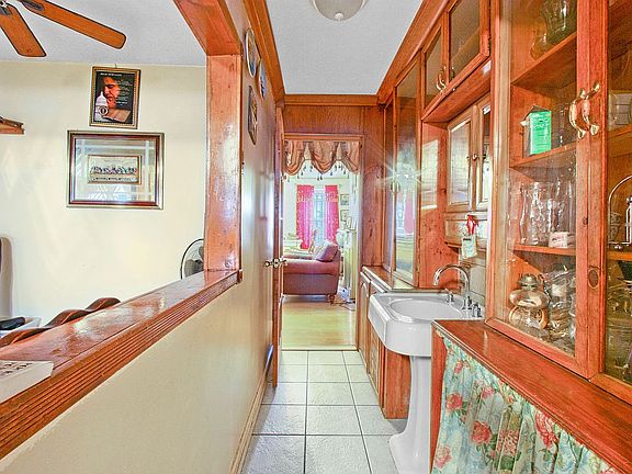 5th image of 129 Woodbine St