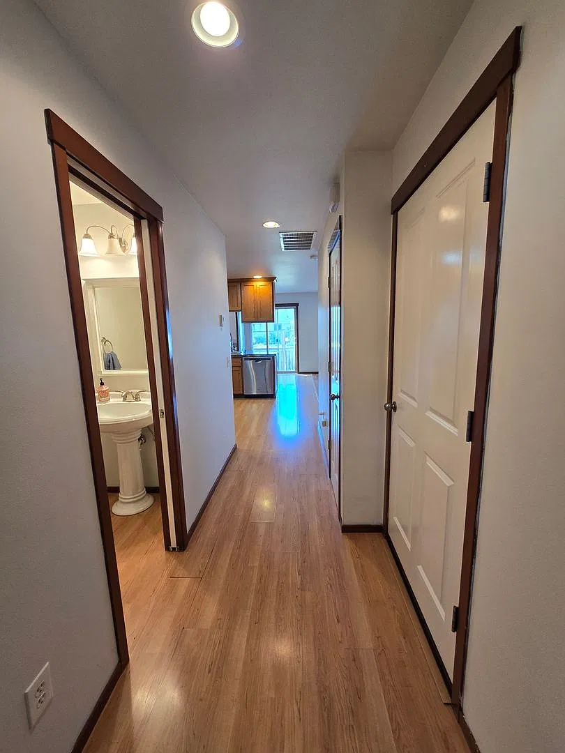 3 bedroom, 2.5 Bathroom Duplex! — Photo 3