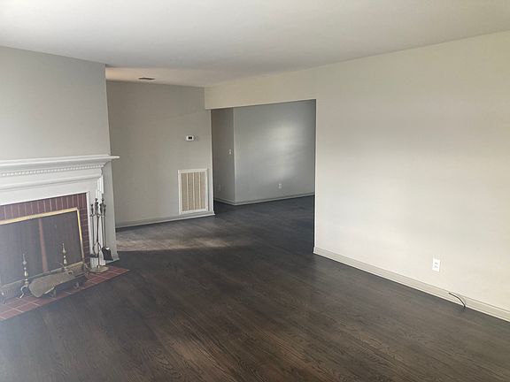 5th image of 104 E Lehman St