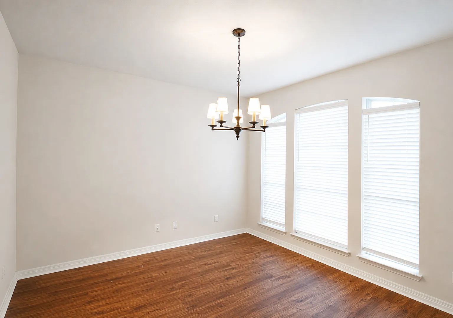 For Lease! Stunning 3 Bedroom, 2 Bathroom, 2 Car Garage Home Located In Country Brook Park Estates — Photo 3