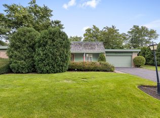 1135 Adirondack Dr, Northbrook, IL 60062