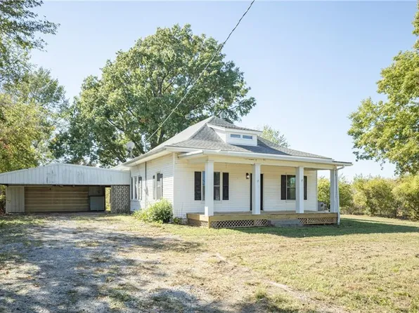 7798 3rd St, Higginsville, MO 64037