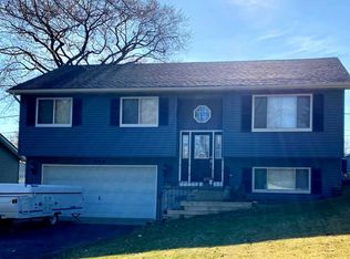 506 Willow St, Lake In The Hills, IL 60156