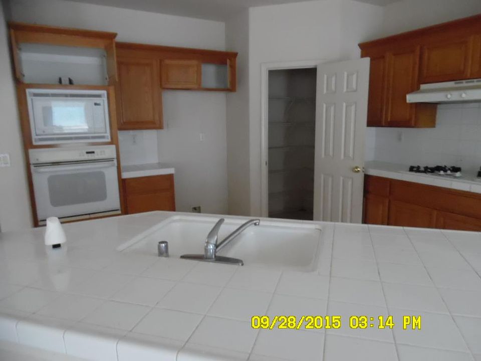 2nd image of 25 Elizabeth Cir