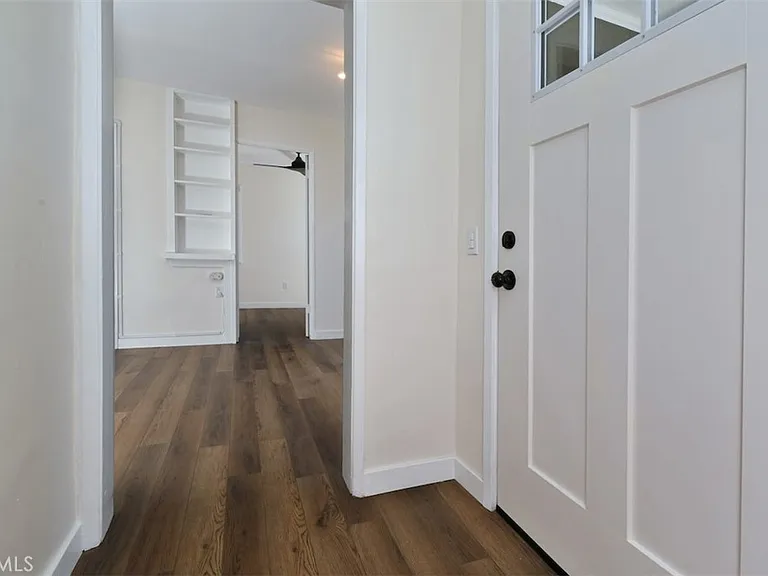 13902 Calvert St — Photo 35