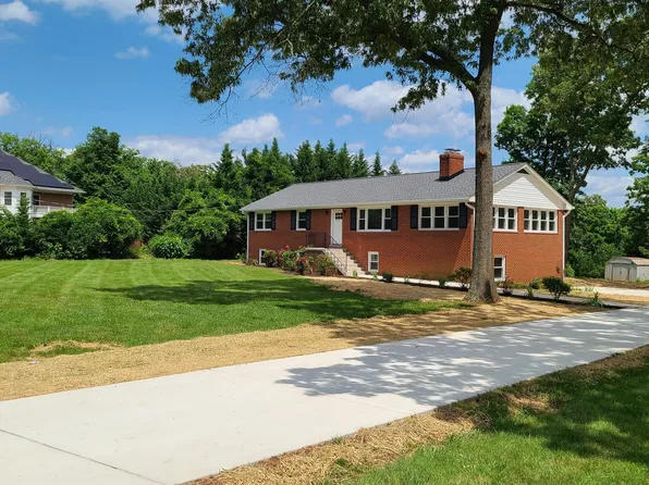 7 Cedar Dr, Sterling, VA 20164